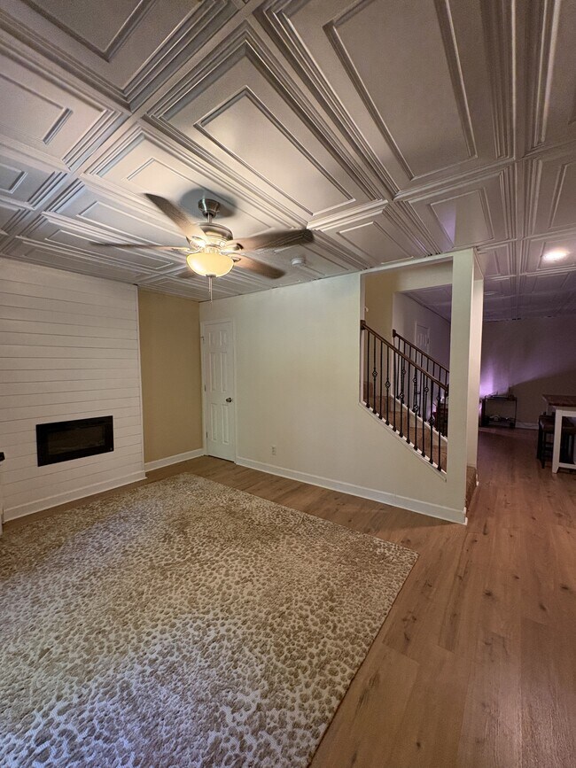 Building Photo - 321 N Valley View Dr