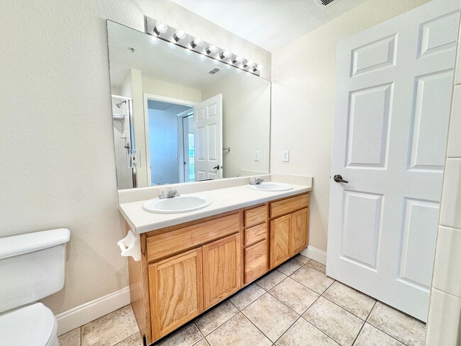Building Photo - ** FAIRWAY PRESERVE ** 3 BED / 2 BATH COND...