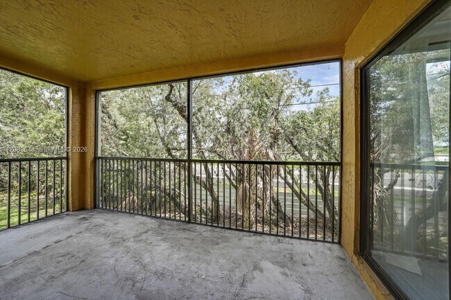 Building Photo - 185 Lakeview Dr
