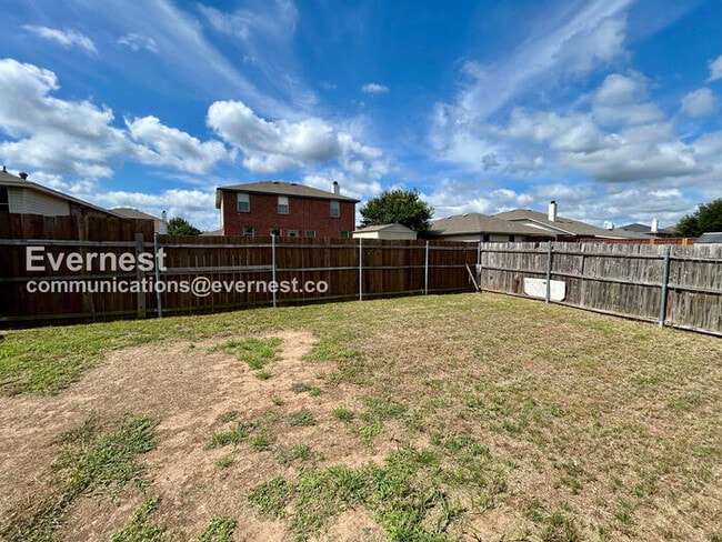 Building Photo - 4 Bed, 2 Bath Home with Fenced Yard & Garage / Available Now!