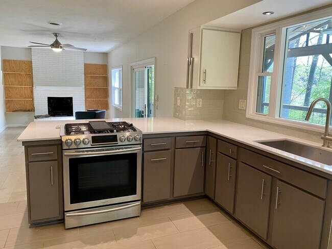 Building Photo - East AVL - Mid Century Modern Beauty in Bo...