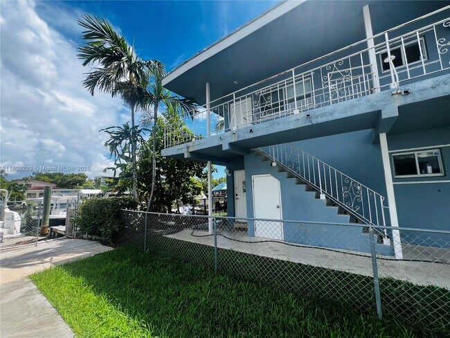 Building Photo - 2033 Calais Dr