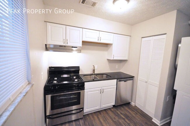 Building Photo - Available Now! 2 Bedroom apartment Located...