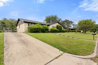 Building Photo - 228 Laredo Dr