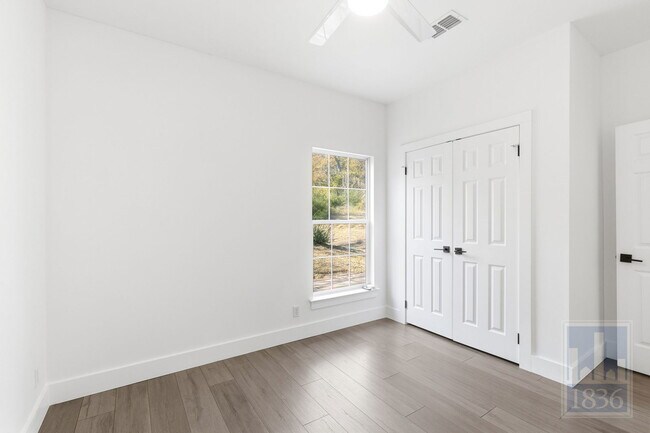 Building Photo - 1116 Lott Ave