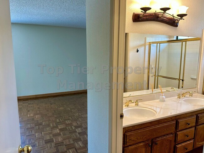 Building Photo - Spacious 4 Bed/2 Bath /1,970 square foot h...