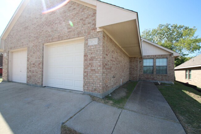 Building Photo - 3124-3126 Cherry Ln