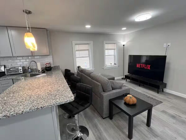 Building Photo - 14 Lathrop St