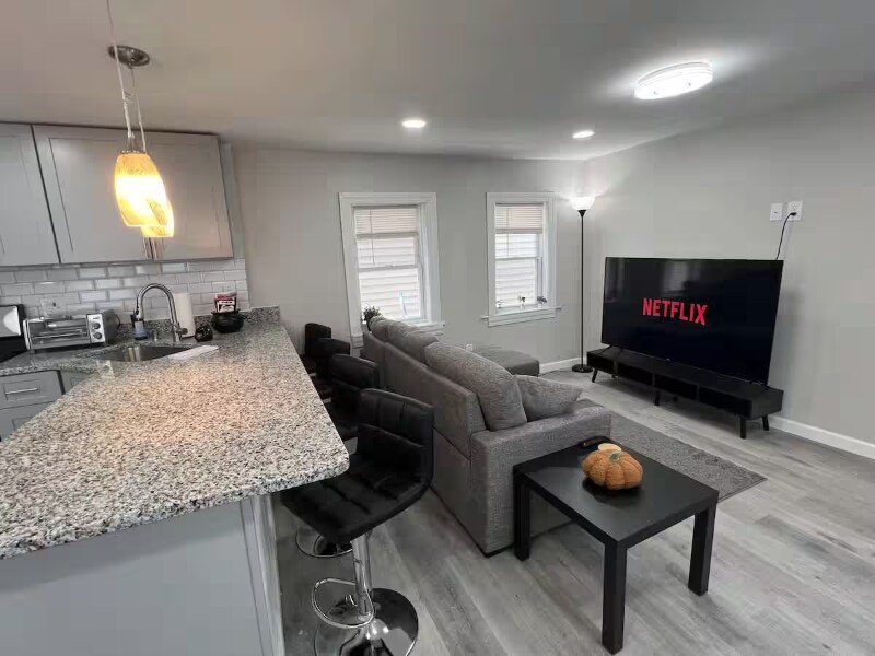 Building Photo - 14 Lathrop St