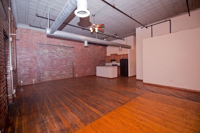 Building Photo - Market 102