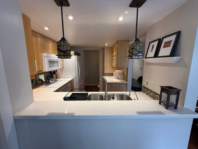 Building Photo - Fully Furnished 2 Bed 2 Bath Condo with Private Patio, 2 Gated Parking Spaces, Pool and Gym