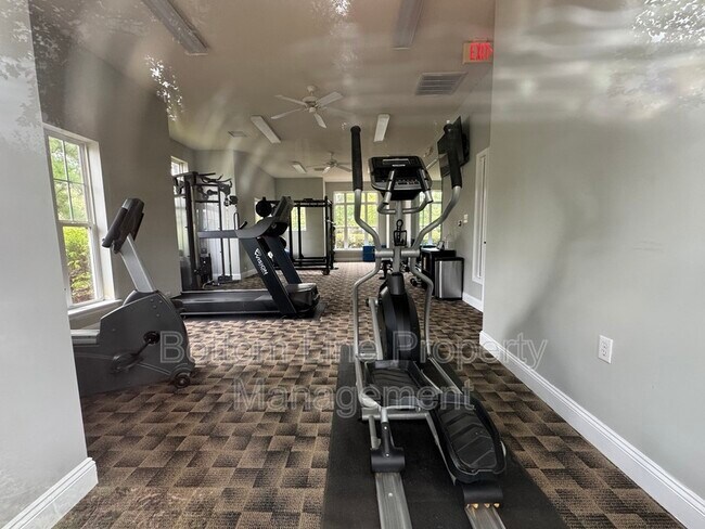 Building Photo - 2432 Silverthorn Dr