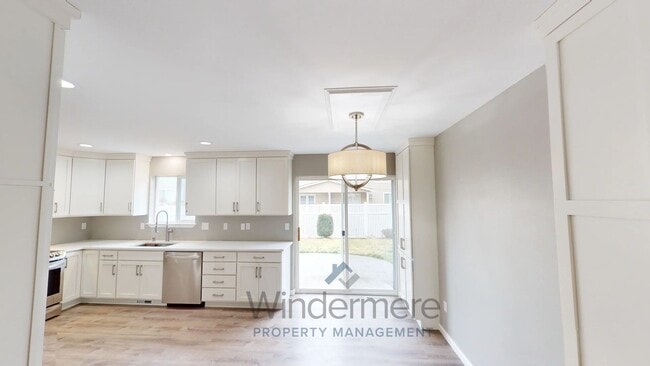 Building Photo - 739 S E Landen Dr