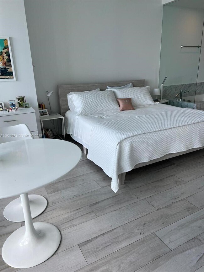 Building Photo - 480 NE 31st St