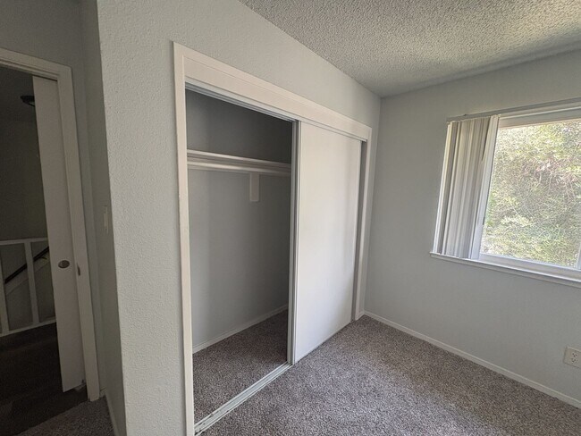 Building Photo - MOVE IN SPECIAL! $100 OFF FIRST 2 MONTHS OF RENT!!! 2 BEDROOM 1 BATH