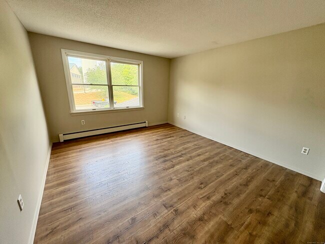 Building Photo - 14 Fairway Dr