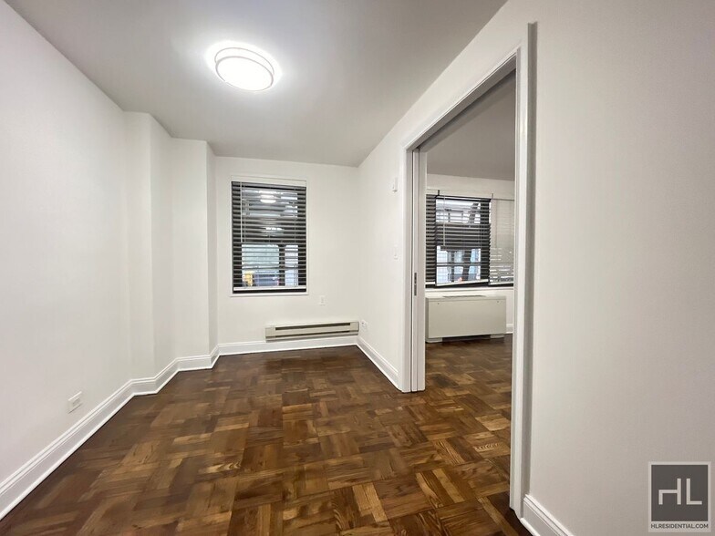 Building Photo - 5 AVENUE