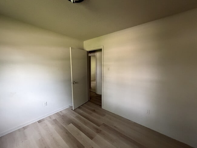 Building Photo - 905 Maple Dr