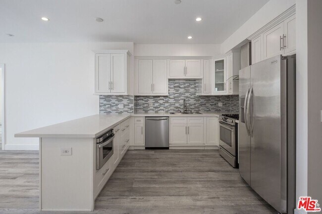 Building Photo - 320 N La Brea Ave