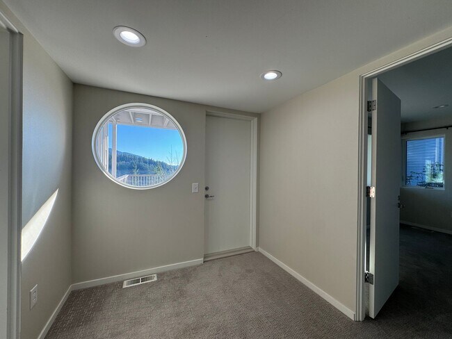 Building Photo - Breathtaking views of Chuckanut Bay!!