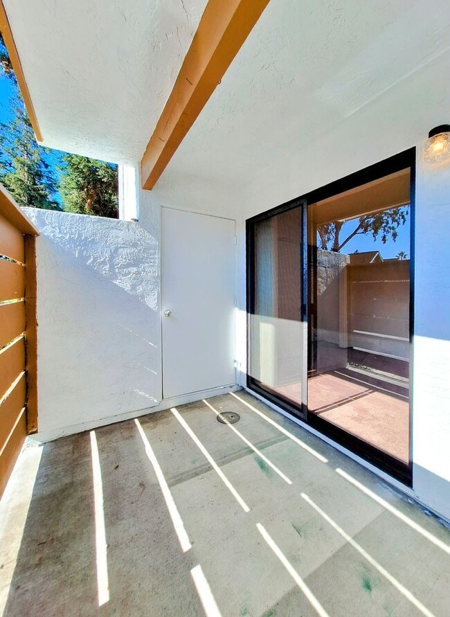 Building Photo - Spacious First Floor 2bd Condo With Laundr...