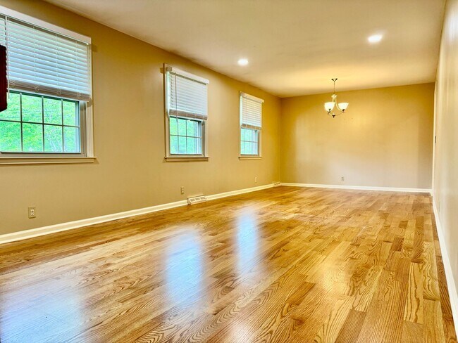 Building Photo - Nice 4BR Home in Perfect Location