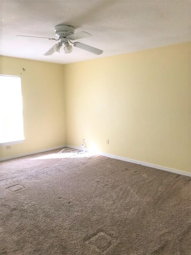 Building Photo - 3 bed 2 bath home
