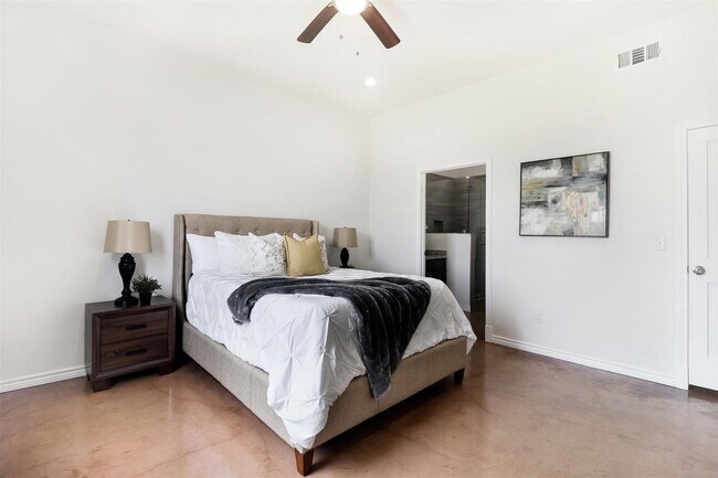 Building Photo - Charming 3-Bedroom Townhome near Lake Tawakoni!