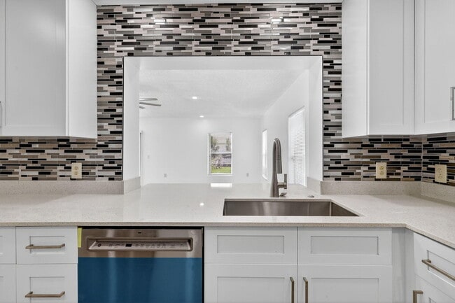 Building Photo - 600 S Mangonia Cir