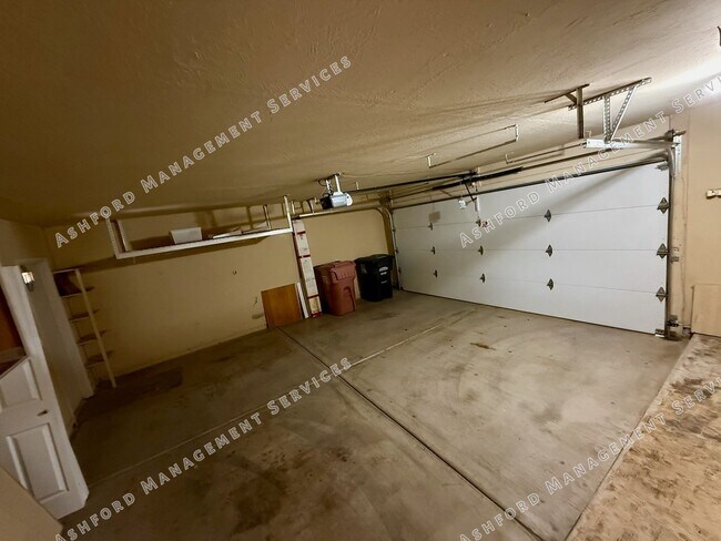 Building Photo - 3 BEDROOM 2 BATHROOM HOME RIGHT ON McCORMI...