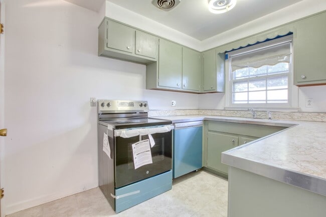 Building Photo - Duplex style 2 bedroom updated