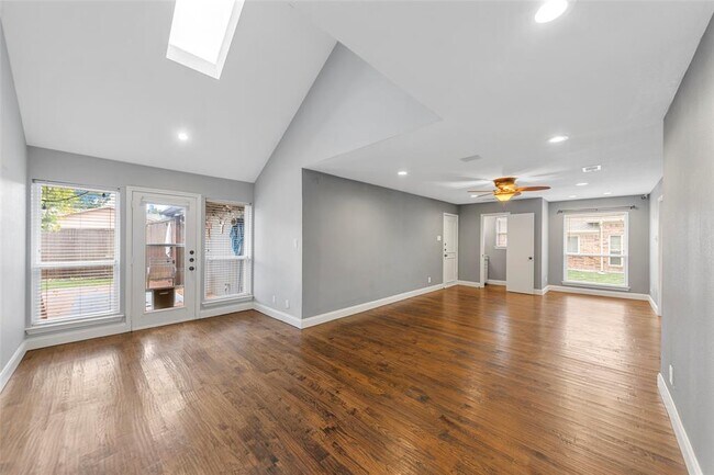 Building Photo - 4636 Versailles Ln
