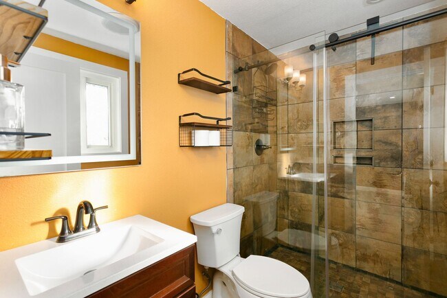 Building Photo - Modern 4bd 2.5 bath Home