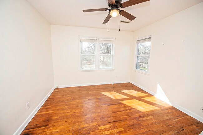 Building Photo - 1448 E Walnut St