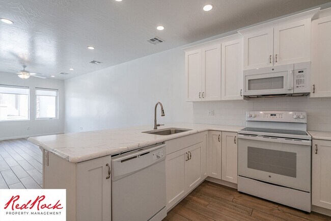 Building Photo - 3 Bedroom, 2.5 Bathroom Townhome in Ivins City