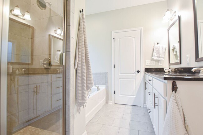 Building Photo - Pet Friendly Three Bedroom with Bonus in S...