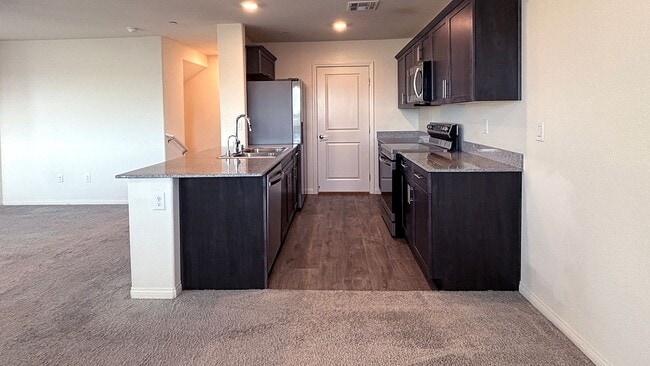 Building Photo - Wonderful 3 Bedroom townhouse with a 1 car garage - 3 levels located in North Las Vegas