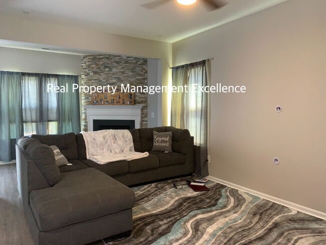 Building Photo - Gorgeous End-Unit TH In Desired Cary Location, Apply Now!