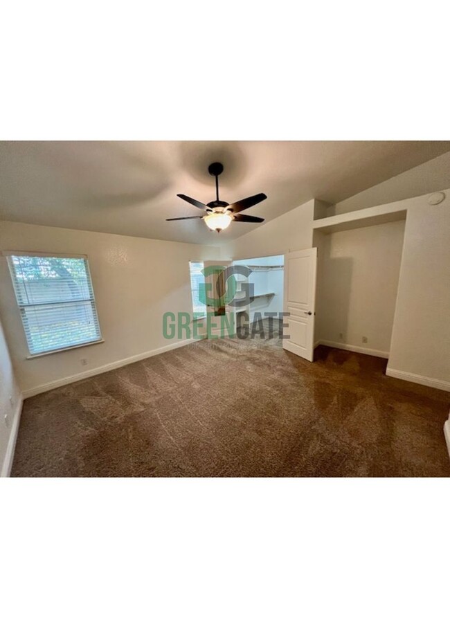 Building Photo - 3 BEDROOM 2 BATH HOME MOVE IN READY IN ESC...