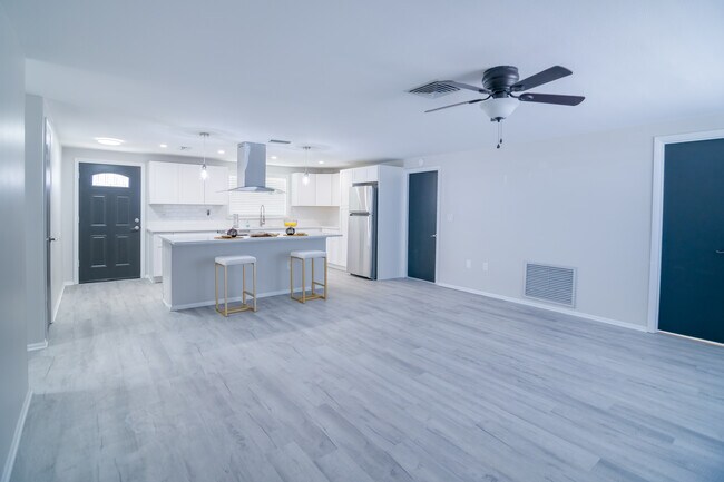 Building Photo - 6443 Lomand Ave