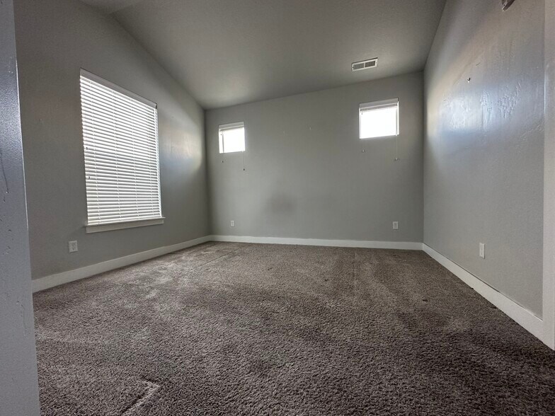 Master Bedroom - 14637 S McKellen Dr