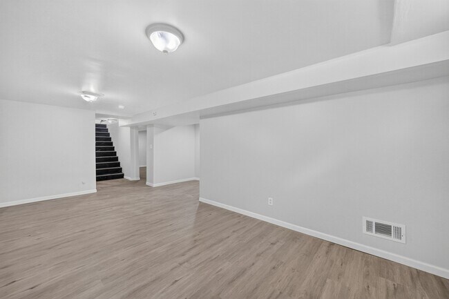 Building Photo - 609 N Elm Ave