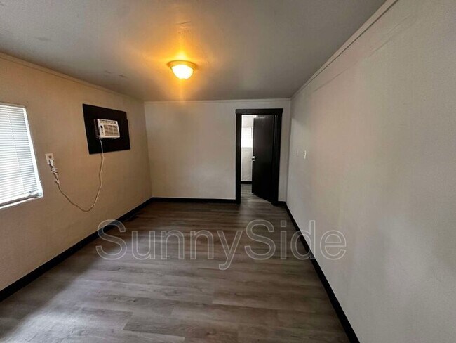 Building Photo - 8105 W Colonial Dr