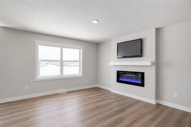 Building Photo - 353 Juniper Dr