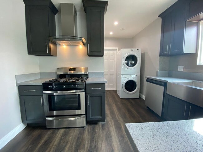 Building Photo - 702 N McCadden Pl