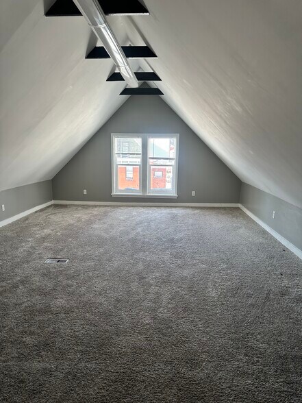 Spacious Upstairs Loft - 437 Franklin St