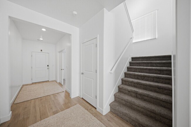 Building Photo - Extra Space, Extra Comfort! 5 Bedroom Home With Bonus Den in Long Valley!