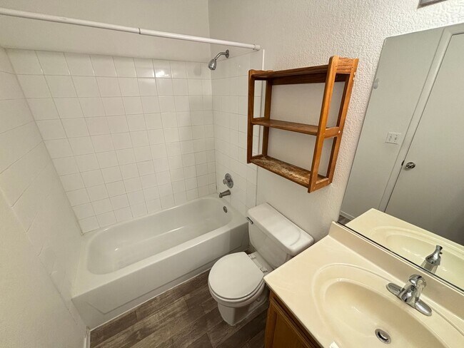 Building Photo - Beautiful 2BED/2BATH Condo near The Lakes