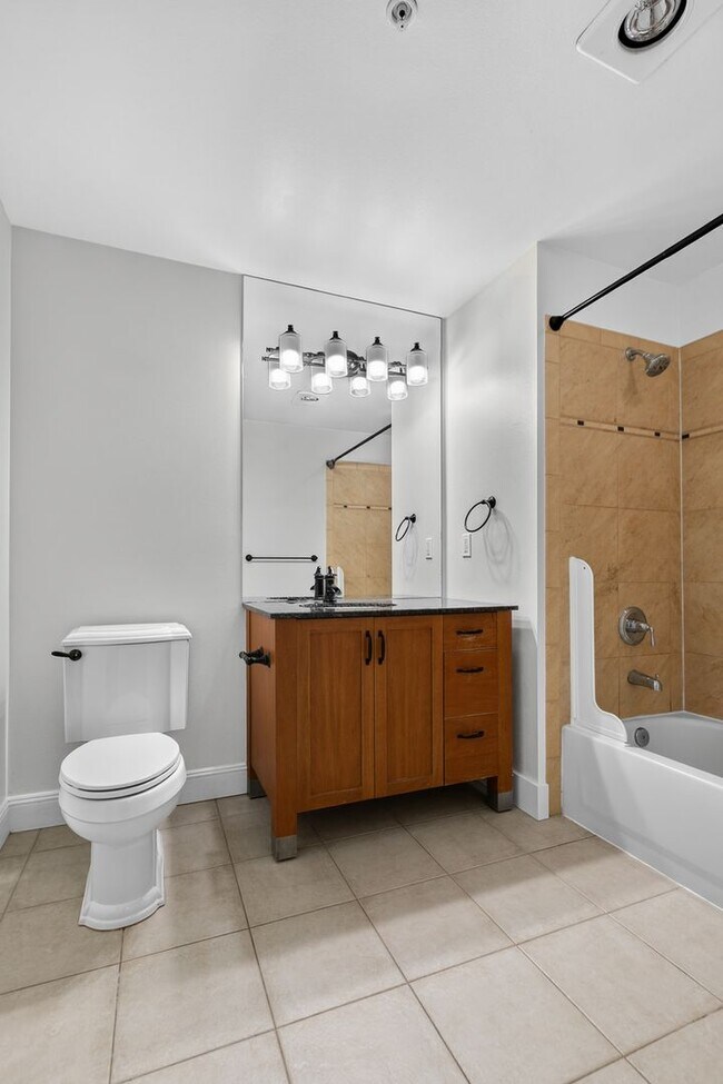 Building Photo - 2Bd/1Ba Seattle Condo