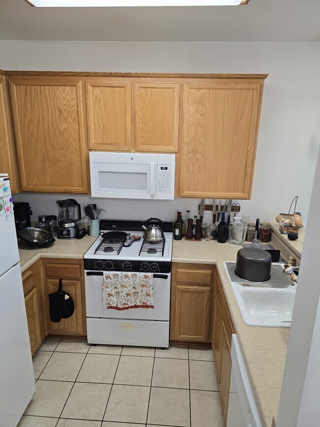 Kitchen - 5325 Newcastle Ave